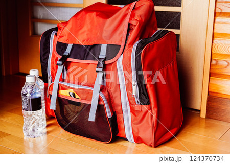 地震や火事などの災害のための防災リュックと水のボトル 124370734