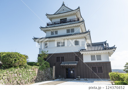 長崎県平戸市　快晴の平戸城 124370852