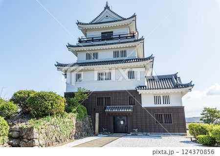 長崎県平戸市　快晴の平戸城 124370856