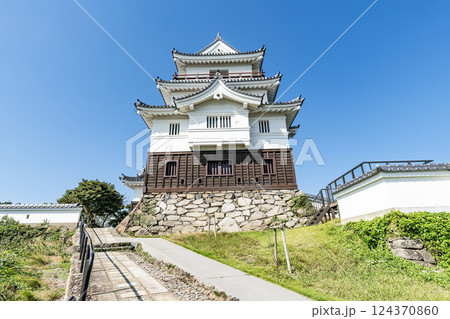 長崎県平戸市　快晴の平戸城 124370860
