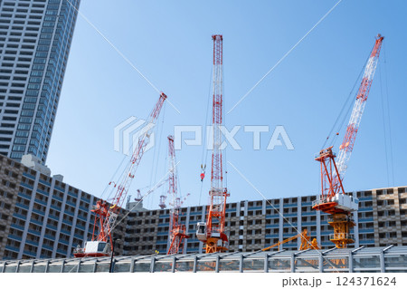 高層マンションと大型クレーン 124371624