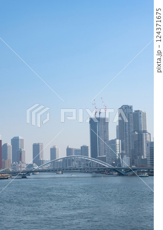 隅田川と築地大橋と高層ビルの風景 124371675
