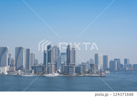 レインボーブリッジから眺める晴海ふ頭の風景 124371686