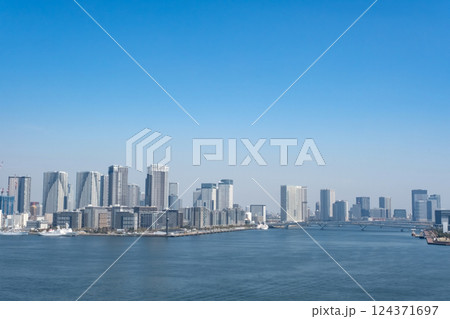 レインボーブリッジから眺める晴海ふ頭の風景 124371697
