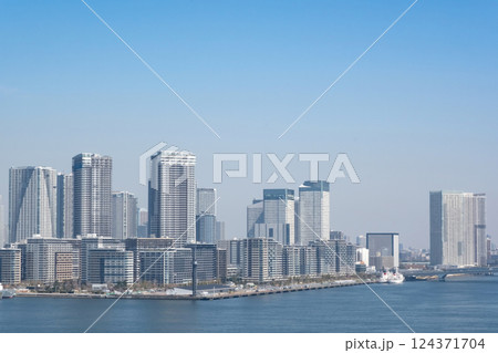 レインボーブリッジから眺める晴海ふ頭の風景 124371704
