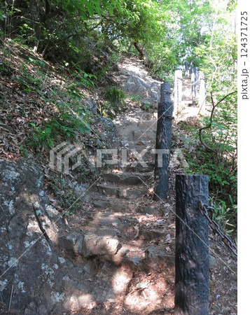 飯能市の天覧山登山道(十六羅漢像・山頂間の岩場にある階段) 飯能市の天覧山登山道(十六羅漢像・山頂間の岩場にある階段) 124371725