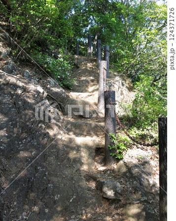 飯能市の天覧山登山道(十六羅漢像・山頂間の岩場にある階段) 飯能市の天覧山登山道(十六羅漢像・山頂間の岩場にある階段) 124371726