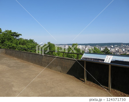 飯能市の天覧山山頂にある展望台 飯能市の天覧山山頂にある展望台 124371730