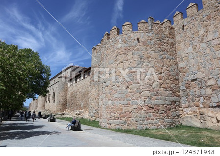 スペイン・アビラ旧市街の城壁 124371938
