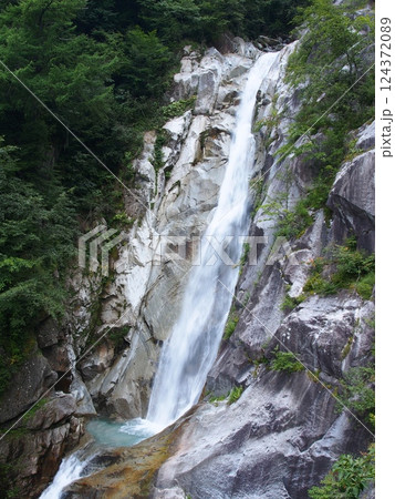 南アルプス・鳳凰三山・ドンドコ沢の南精進滝 124372089
