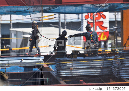 工事現場　鉄骨組み立て　とび職人の作業風景 124372095