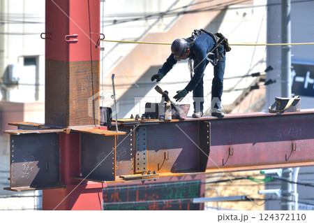 工事現場　鉄骨組み立て　とび職人の作業風景 124372110