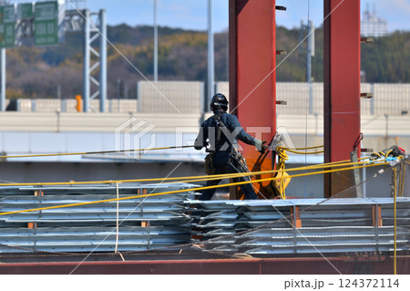 工事現場 鉄骨組み立て とび職人の作業風景 工事現場 鉄骨組み立て とび職人の作業風景 124372114