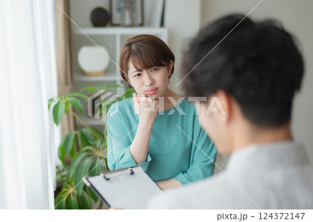 悩む・疑う　若い女性 124372147