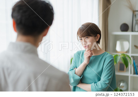悩む・疑う　若い女性 124372153