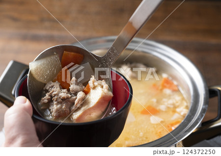 豚汁を掬う 124372250