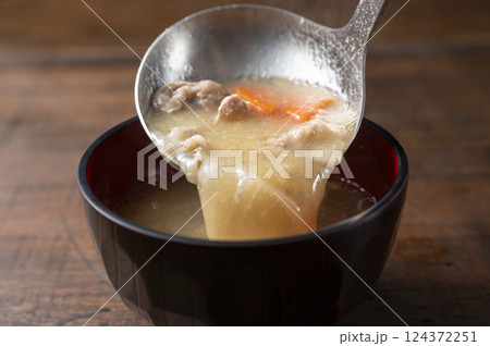 豚汁を掬う 豚汁を掬う 124372251