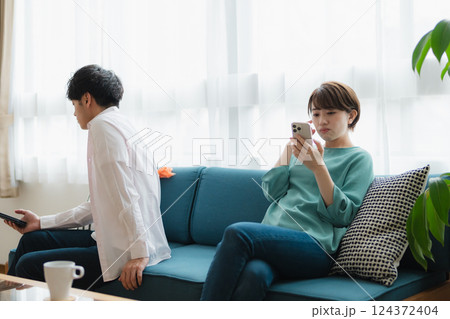 すれ違うカップル – 無関心な態度に悩む男女の関係 124372404