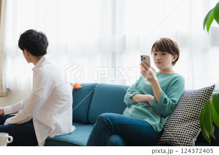 すれ違うカップル – 無関心な態度に悩む男女の関係 すれ違うカップル – 無関心な態度に悩む男女の関係 124372405