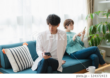 すれ違うカップル – 無関心な態度に悩む男女の関係 すれ違うカップル – 無関心な態度に悩む男女の関係 124372413