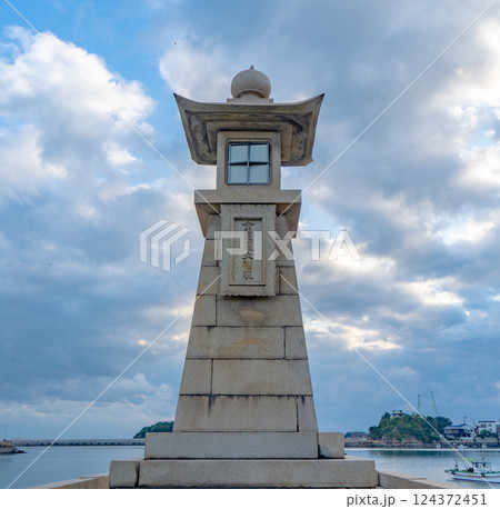 鞆の浦の常夜燈の風景 鞆の浦の常夜燈の風景 124372451