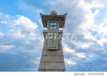 鞆の浦の常夜燈の風景 鞆の浦の常夜燈の風景 124372452