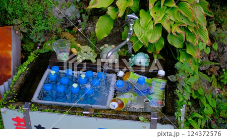 野外で流水で冷やす飲み物 124372576