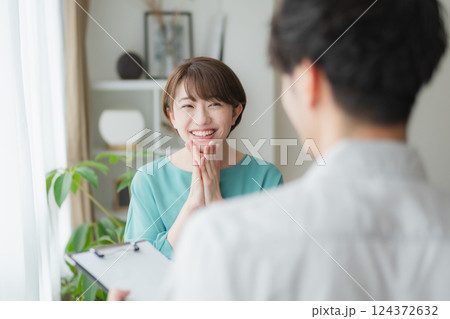 作業員への感謝 – 笑顔で伝える喜びの瞬間 作業員への感謝 – 笑顔で伝える喜びの瞬間 124372632