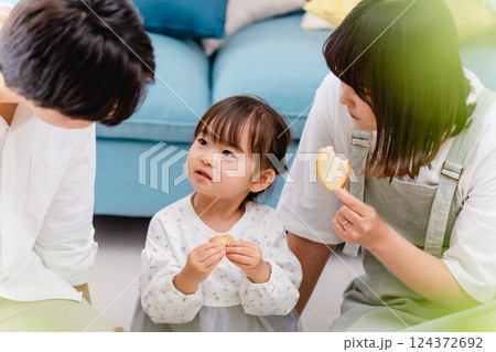 家族団らん – 笑顔で過ごす幸せなひととき 124372692