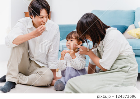 家族団らん – 笑顔で過ごす幸せなひととき 124372696