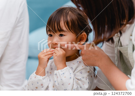 家族団らん – 笑顔で過ごす幸せなひととき 124372700