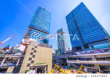 日本の東京都市景観右に向いたクレーン、重機が集結。夏のような空が広がる…さよなら渋谷駅西口…＝21日 124373201