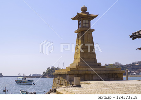 広島圏福山市、鞆の浦にある常夜灯 124373219