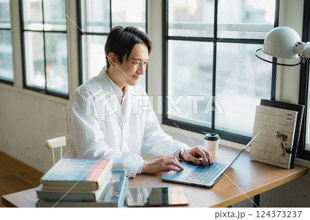 静かなオフィスでデータ解析に集中する若手研究者 124373237