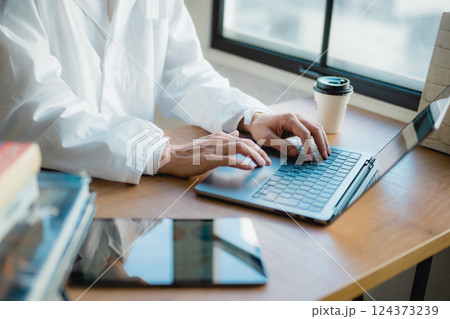 静かなオフィスでデータ解析に集中する若手研究者 静かなオフィスでデータ解析に集中する若手研究者 124373239