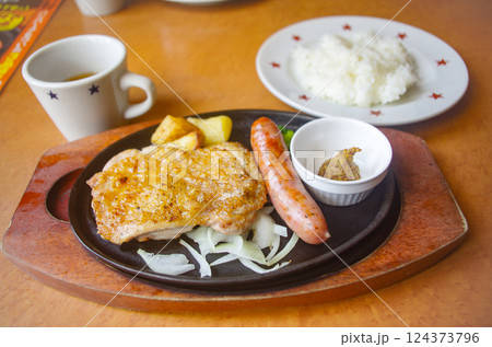 久し振りに友人と人気ステーキチェーン店でランチ 124373796