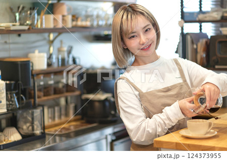 コーヒーを淹れる準備をするカフェの店員 コーヒーを淹れる準備をするカフェの店員 124373955
