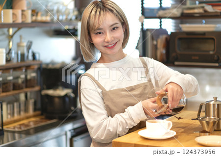コーヒーを淹れる準備をするカフェの店員 コーヒーを淹れる準備をするカフェの店員 124373956