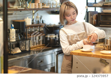 コーヒーを淹れる準備をするカフェの店員 コーヒーを淹れる準備をするカフェの店員 124373957