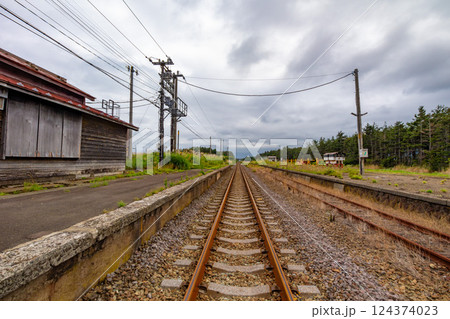 JR北海道 室蘭本線にある無人駅、静狩駅のホームと線路 124374023