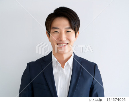 笑顔で対応するスーツの若い男性 笑顔で対応するスーツの若い男性 124374093