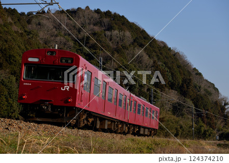 播但線を走る103系3500番台普通電車2両 124374210
