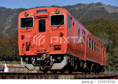 播但線を走るキハ41系普通列車 124374310