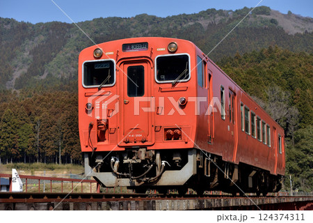 播但線を走るキハ41系普通列車 124374311