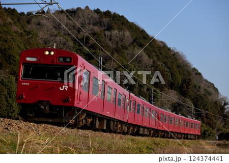 播但線を走る103系3500番台普通電車4両 124374441