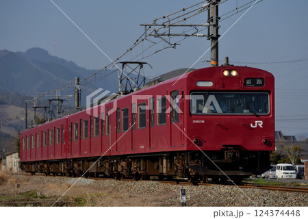 播但線を走る103系3500番台普通電車4両 124374448