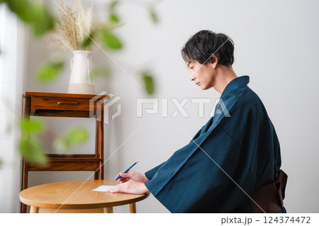 静かなひととき – 和装で手紙を綴る男性 静かなひととき – 和装で手紙を綴る男性 124374472