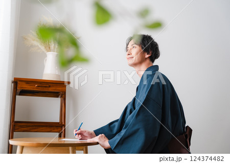 静かなひととき – 和装で手紙を綴る男性 124374482