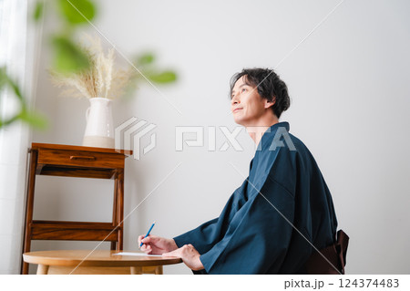 静かなひととき – 和装で手紙を綴る男性 静かなひととき – 和装で手紙を綴る男性 124374483