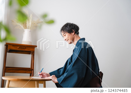 静かなひととき – 和装で手紙を綴る男性 静かなひととき – 和装で手紙を綴る男性 124374485